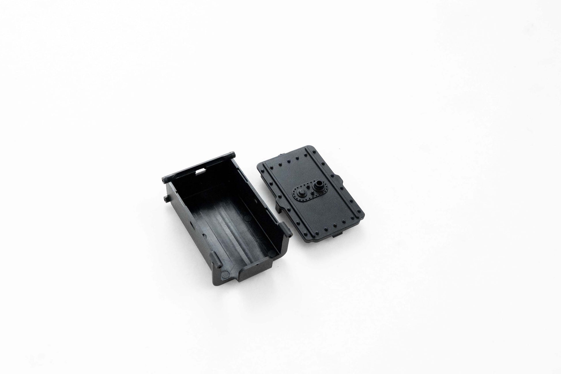 1:24 Lemur battery box for RC models, featuring open and closed designs.