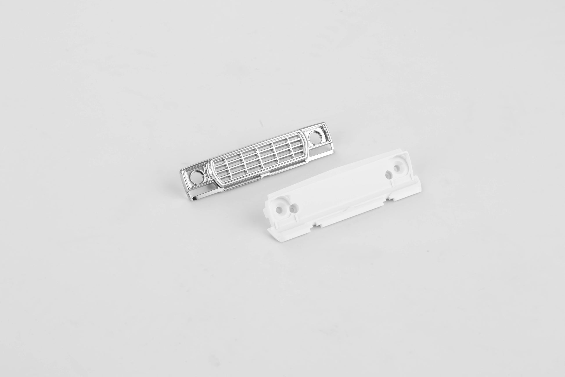 1:24 Smasher Exhaustion Plate in white and chrome for RC model customization