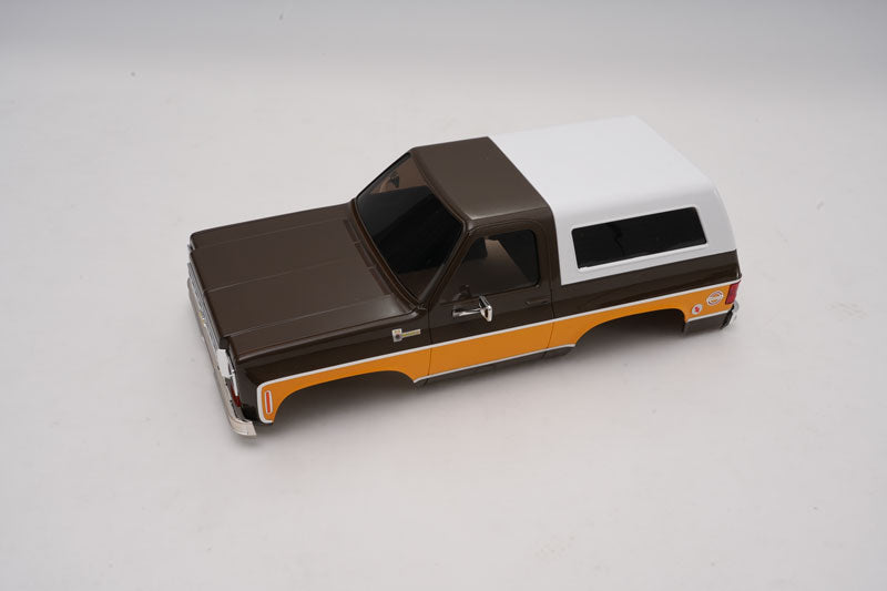 1:24 K5 Blazer car body model in brown, yellow, and white