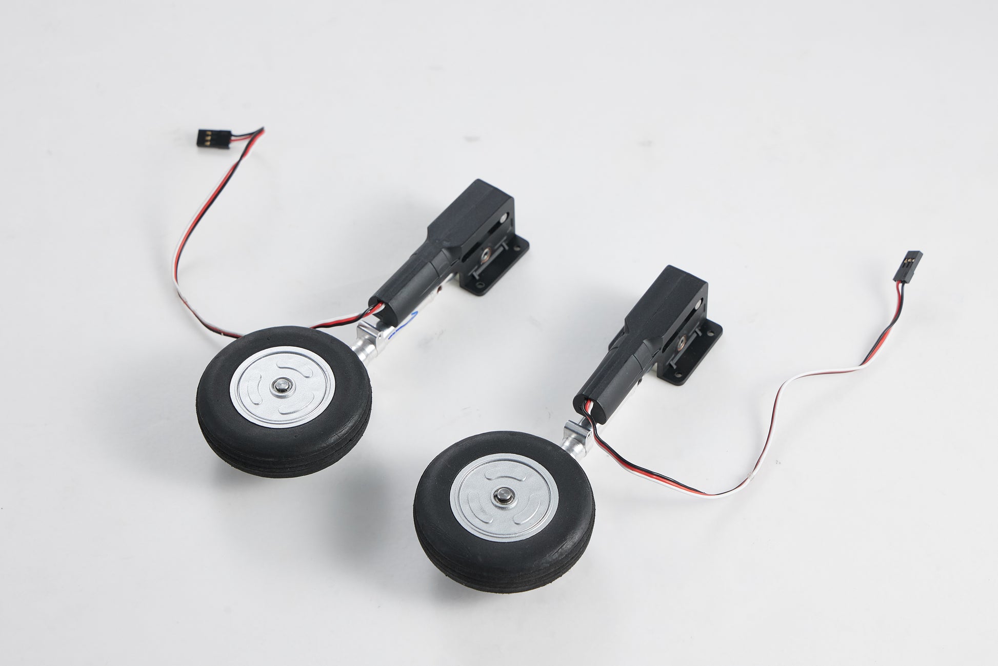 F-86 main landing gear system with wheels and servos